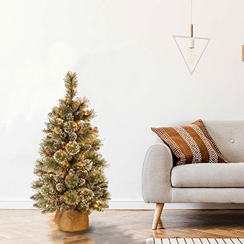 חברת העצים הלאומית עץ חג המולד המלאכותי לפני מואר | כולל פנסי LED לבנים קטנים, קונוסים מוטות לבנות, ענפי